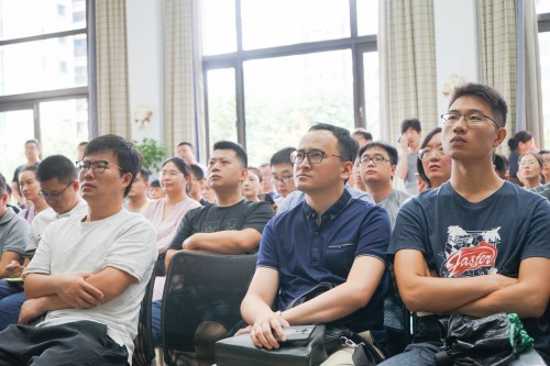 C:\Users\Administrator\Desktop\新生家长会照片\conew_dsc06278.jpg